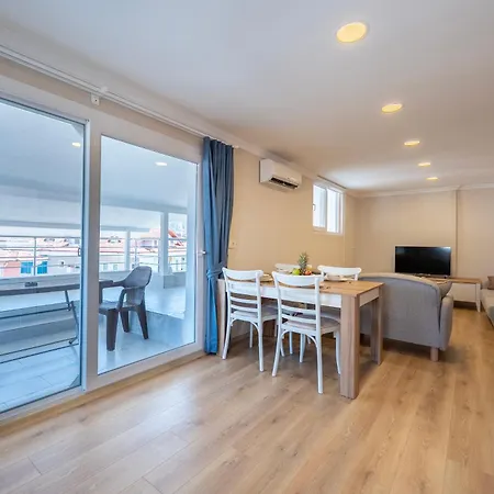 Modern, New Two Bedroom Close To Centre フェティエ