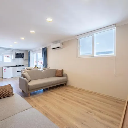 Modern, New Two Bedroom Close To Centre フェティエ