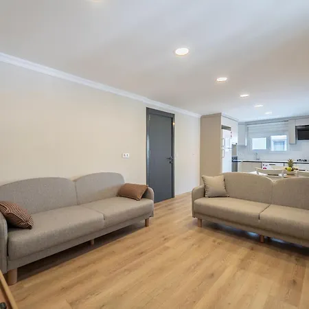 Modern, New Two Bedroom Close To Centre * フェティエ