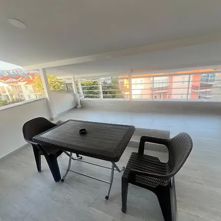 Modern, New Two Bedroom Close To Centre Apartment *