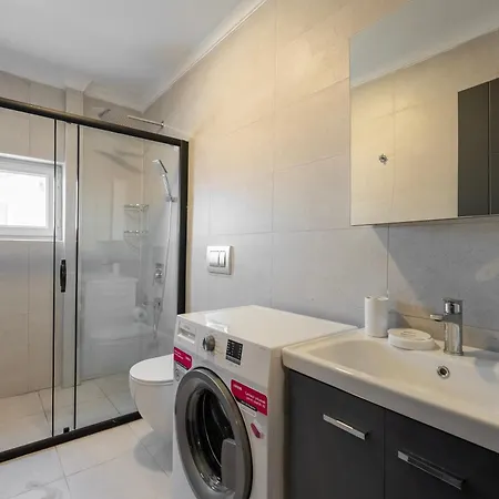 Modern, New Two Bedroom Close To Centre