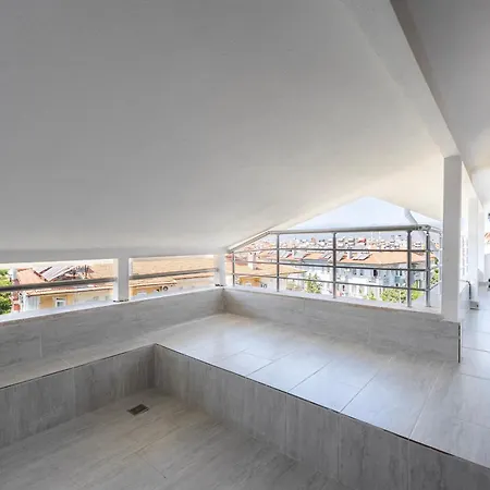 Modern, New Two Bedroom Close To Centre Apartment *