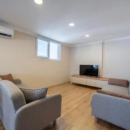 Modern, New Two Bedroom Close To Centre Apartment